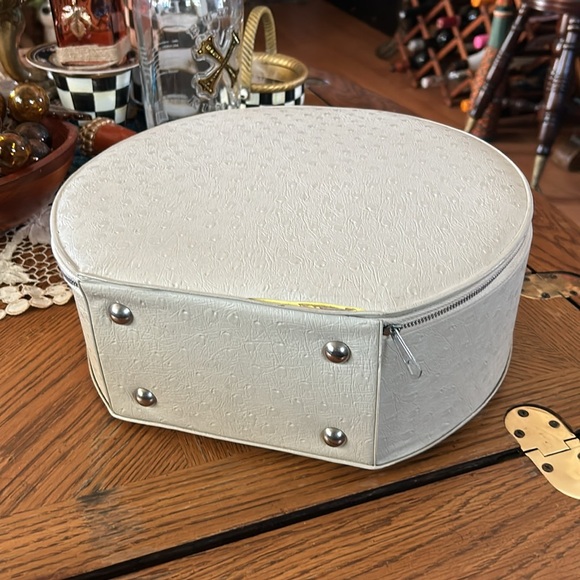 Vintage 60’s Round Train Case - Picture 7 of 14